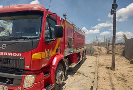 Incêndio atinge área de vegetação no bairro Canafístula e bombeiros são acionados