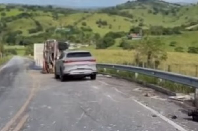 Caminhão carregado com frangos tomba na BR-424 entre Viçosa e Chã Preta