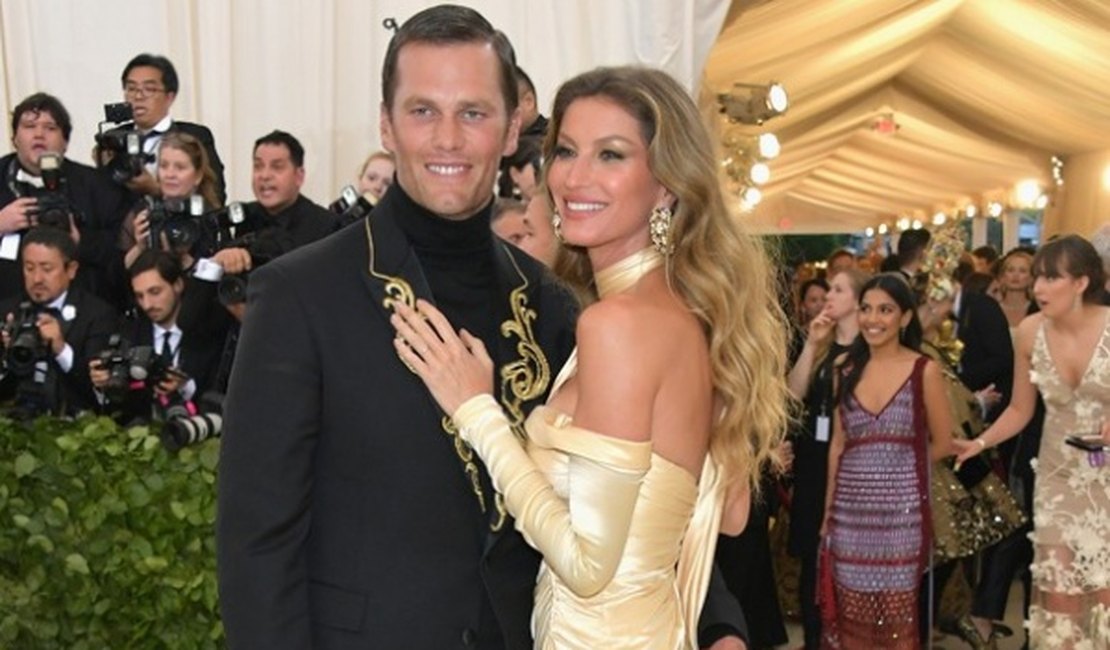 Gisele Bundchen escolhe look dourado para o Met Gala