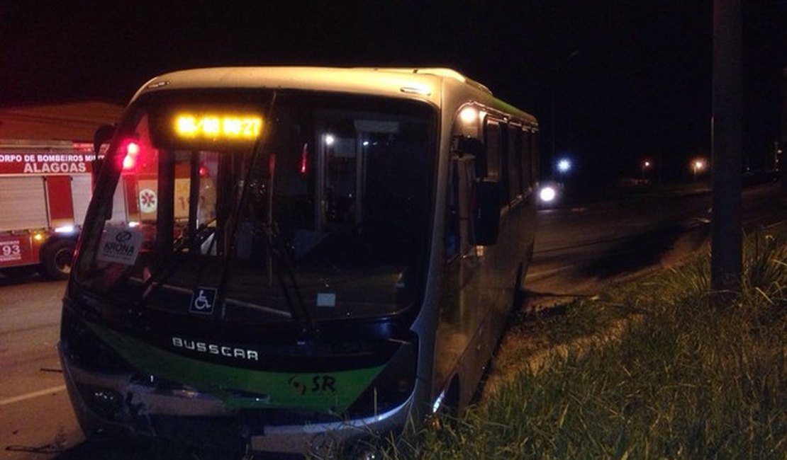 Acidente entre carro e micro-ônibus deixa feridos na BR-104, em AL