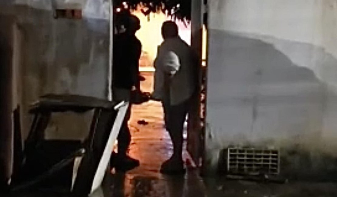 Filha que matou genitora em Arapiraca tem prisão preventiva decretada; mulher disse que 'Jesus mandou jogar a própria mãe dentro do fogo'