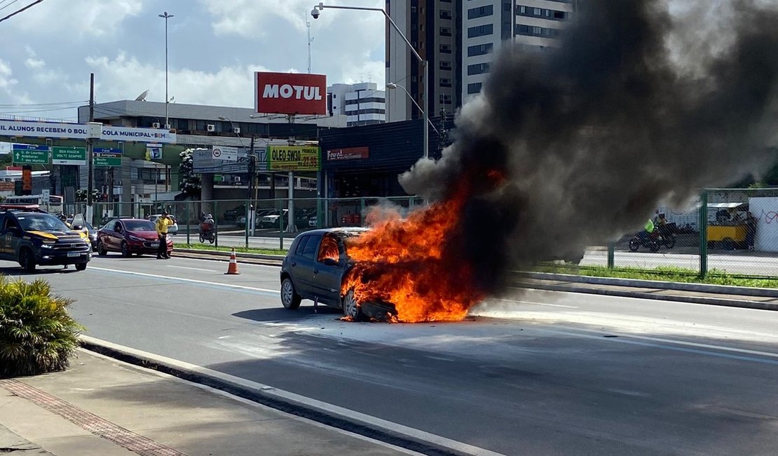 Carro pega fogo e bloqueia parte da Avenida Fernandes Lima, em Maceió