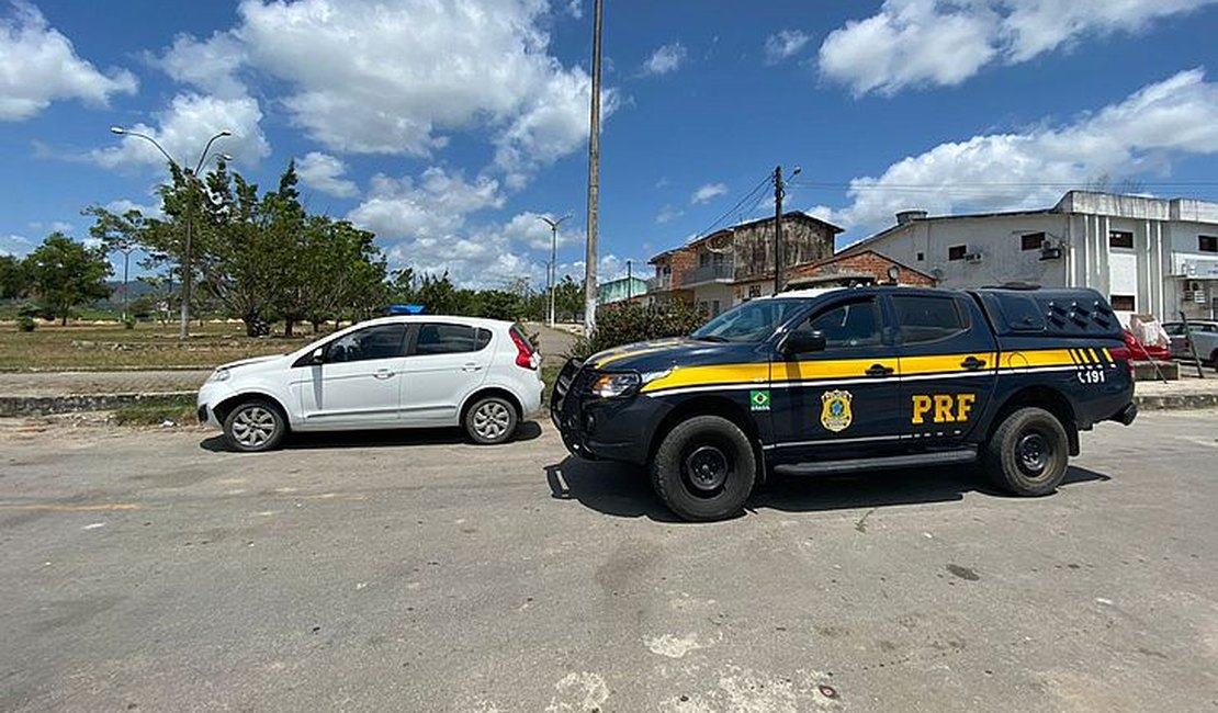 Homens que estavam em carro roubado tentam fugir de blitz, mas são capturados no interior de Alagoas