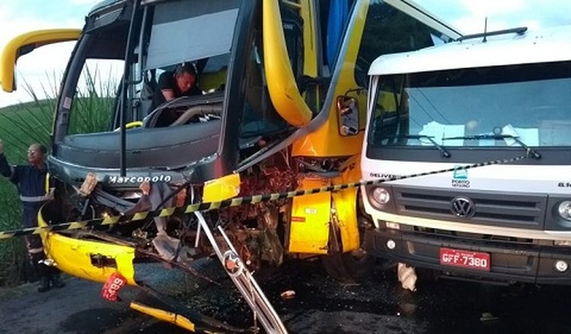 Caminhão colide em dois ônibus de turismo e vítima fica presa às ferragens na AL-101 Norte