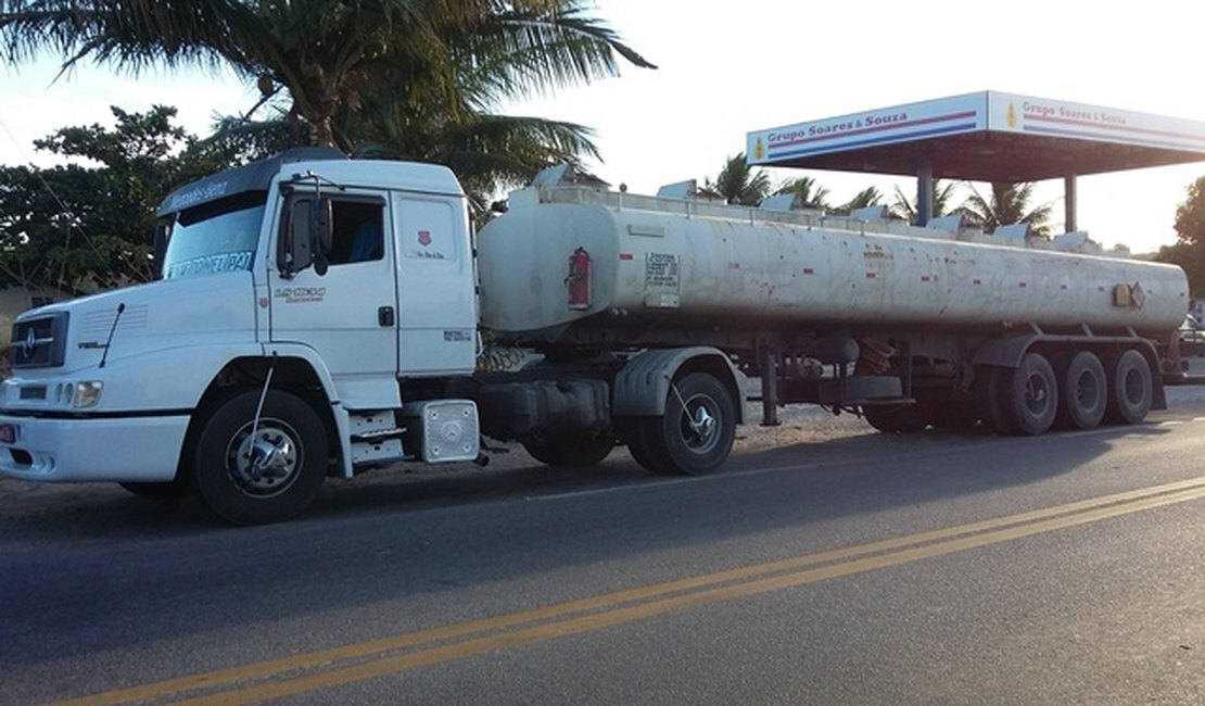 PRF flagra caminhoneiro embriagado transportando produto perigoso