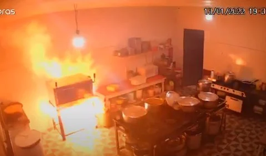 Incêndio atinge cozinha de restaurante após explosão de botijão de gás no interior de Alagoas