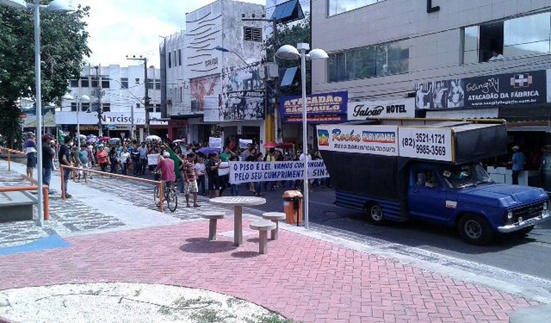 Professores protestam e cobram reajuste salarial, em Arapiraca