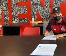 Alagoano de 16 anos assina contrato profissional com o flamengo, com multa rescisória milionária