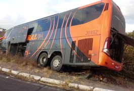 Ônibus da empresa Catedral cai em ribanceira na BR-101, em São Miguel dos Campos