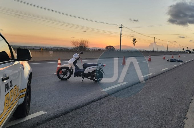 Pneu de ciclomotor estoura, três pessoas caem na pista e mulher morre, em Arapiraca