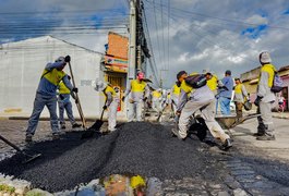 Prefeitura intensifica operação tapa-buracos em diversos pontos de Arapiraca