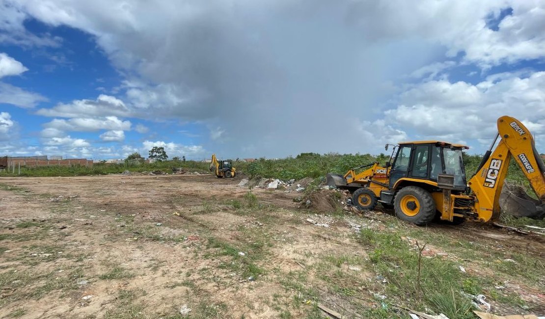 Prefeitura de Penedo realiza nova limpeza em terreno privado utilizado como lixão