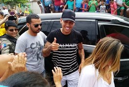 Roberto Firmino visita escola onde estudou e realiza ação social em comunidade de Maceió