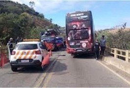 Ônibus da turnê de César Menotti e Fabiano colide com carreta na ﻿BR-262 em Minas Gerais; ﻿César Menotti estava no veículo