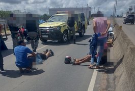 Colisão entre motocicletas é registrada na AL-110, em Arapiraca, após condutora se assustar com caixa na estrada