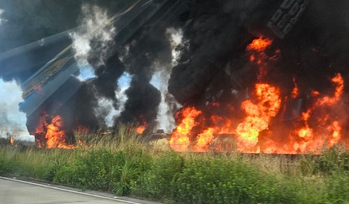 Caminhão-tanque tomba e explode no interior de Alagoas; PRF orienta sobre desvio para motoristas