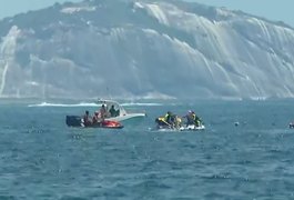 Avião de propaganda cai no mar em Copacabana