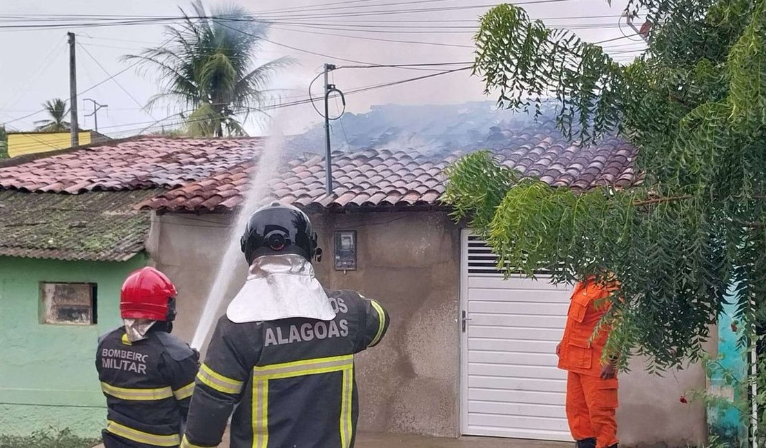 Incêndio atinge residência e destrói dois quartos em Palmeira dos Índios