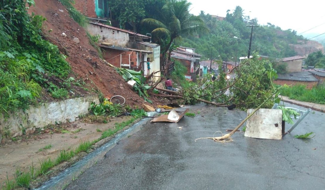 Chuva provoca alagamentos em diversos pontos de Maceió