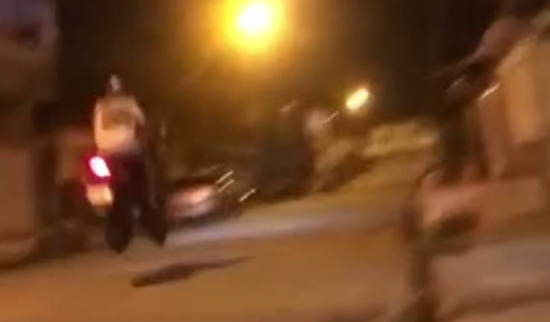 Vídeo mostra motociclista fugindo da polícia em alta velocidade pelas ruas de Maceió