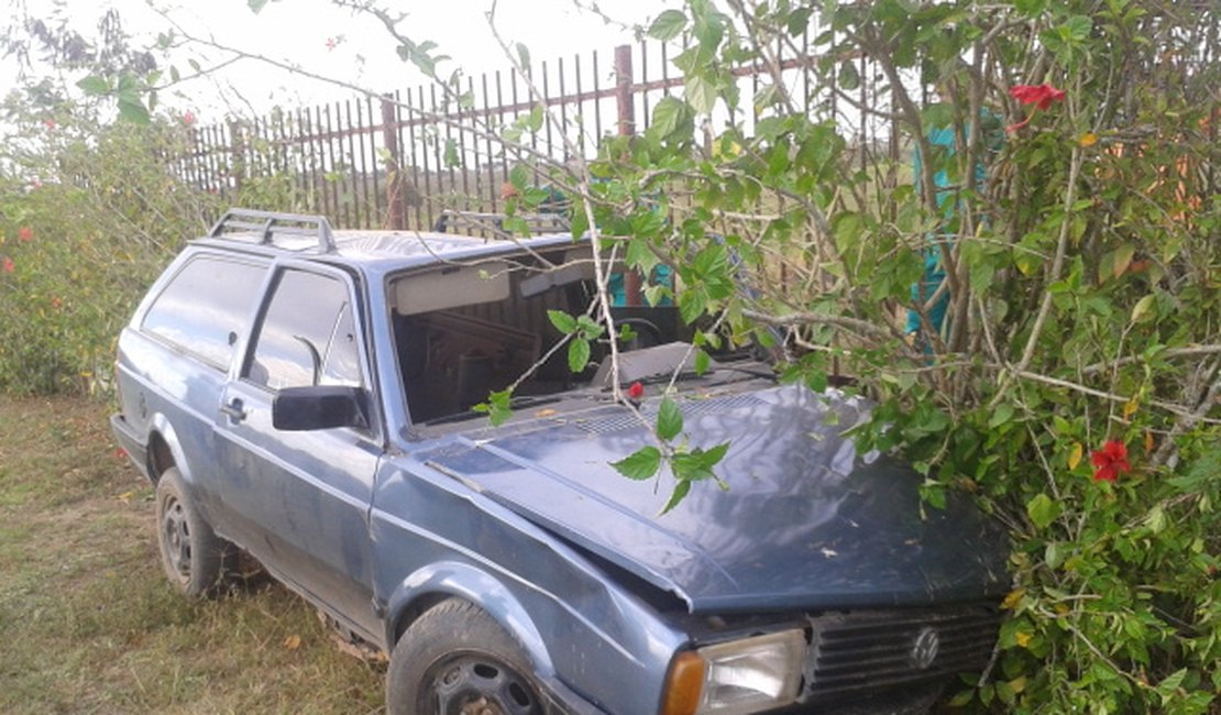 Motorista perde o controle da direção, sai da pista e colide em grade de cemitério em Arapiraca