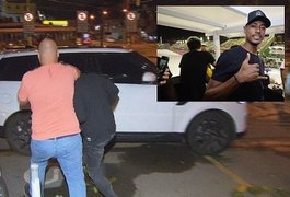 Jogador Bruno Henrique é parado em blitz e apresenta CNH que não consta no sistema