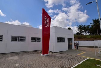 Irmão é preso após ameaçar família com machado e atacar a irmã, em Feira Grande