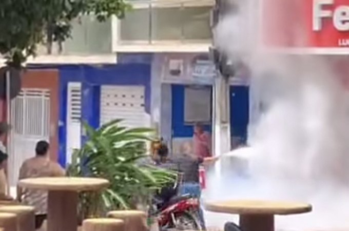 Suspeita de falha elétrica provoca incêndio em mercadinho de Feira Grande