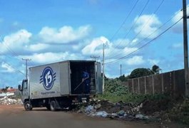 Caminhões de empresas são flagrados descartando lixo irregularmente em Arapiraca