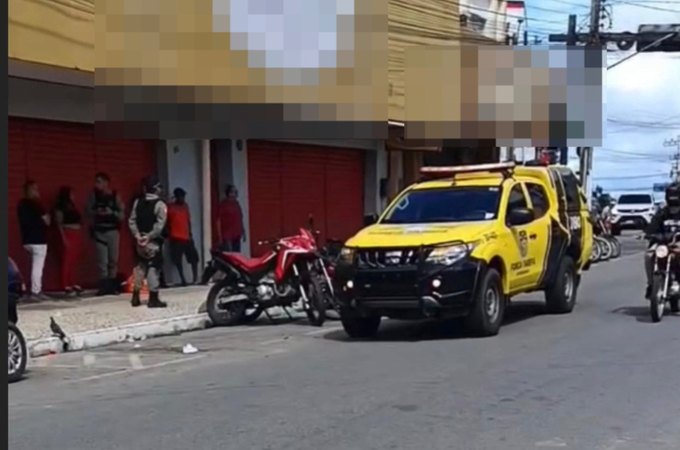 Mulher furta sanduicheira e mais de 20 frascos de óleo corporal em loja no Centro de Arapiraca