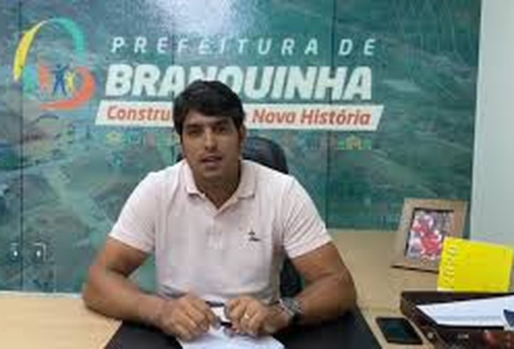 Prefeito de Branquinha anuncia corte de salário de servidores pela metade