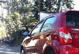 Homem em carro vermelho tenta estuprar adolescente de 14 anos em Arapiraca