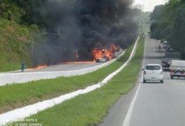 Grave acidente envolvendo 15 veículos deixa feridos e carros incendiados em rodovia pernambucana