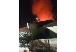 Casa fica destruída em incêndio, em Delmiro Gouveia; assista