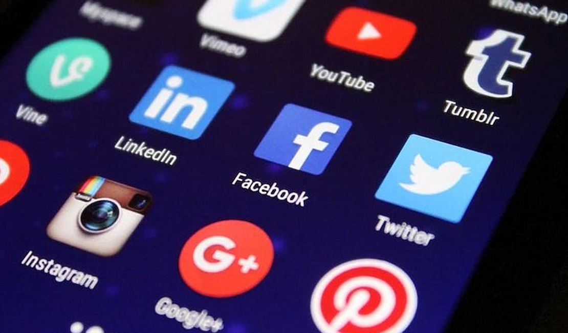 Governo pretende multar rede social que descumprir regras de combate à violência escolar