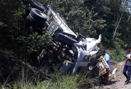 Caçamba tomba e condutor fica preso às ferragens em São Miguel dos Campos