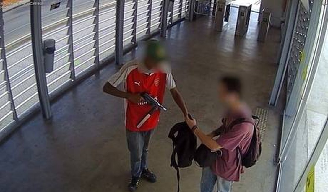 Violência: Adolescente usa submetralhadora para roubar passageiros em estação de ônibus