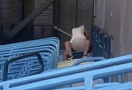 Casal faz sexo na arquibancada e nem se preocupa em ser visto, durante jogo de beisebol