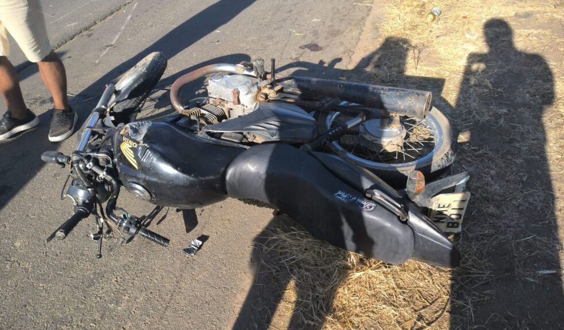 Jovens ficam feridos após colisão entre carro e moto em rodovia alagoana
