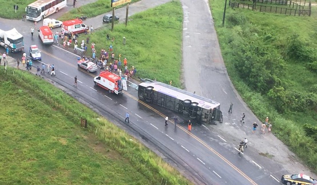 Nove pessoas ficam feridas em capotamento de ônibus na BR 101, em São Miguel