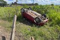Carro om casal perde o controle, quebra cerca e capota na AL 220 em Arapiraca
