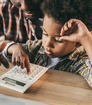 Ensinar uma criança a poupar é importante, defende educador