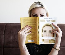 Andressa Urach festeja biografia no topo da lista dos livros mais vendidos