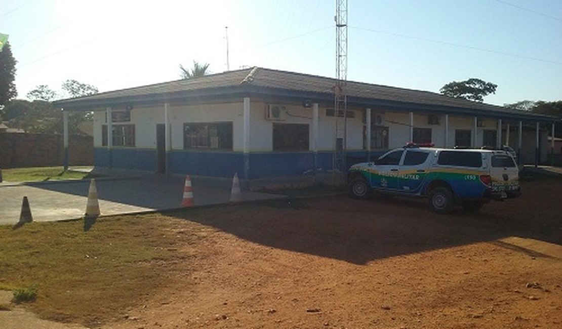 Professora passa mal após receber cobra de presente de aluna