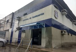 Mãe é presa por deixar criança de 4 anos sozinha em casa, em AL