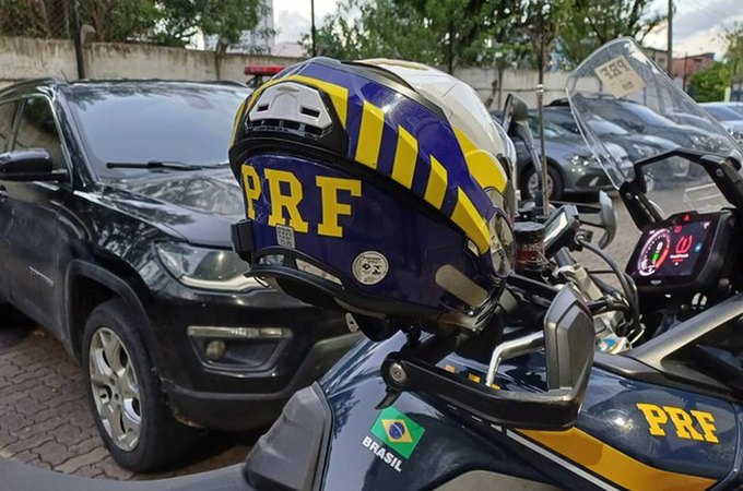 PRF recupera carro roubado em Alagoas durante fiscalização no Recife