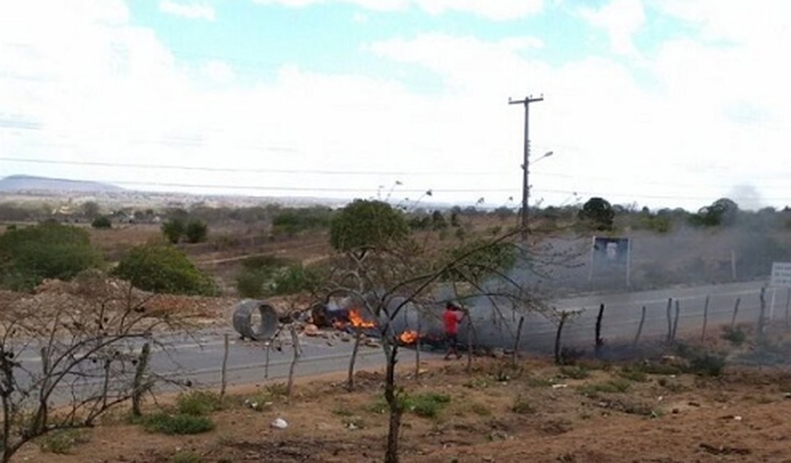 Moradores de Igaci fecham rodovia em protesto contra falta d’água