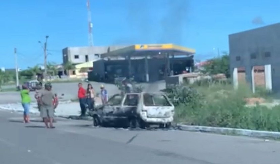 Carro fica completamente destruído após incêndio no interior de Alagoas