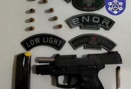 Homem que estava fumando maconha é flagrado com arma na cintura, no bairro Novo Horizonte