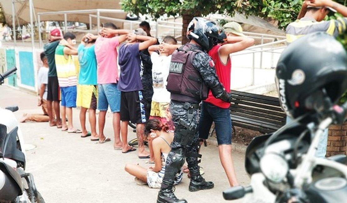 Rocam prende suspeitos com drogas e espingarda no Parque Ceci Cunha, em Arapiraca
